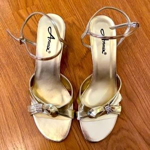 Women’s Gold Strappy Sandal size 8.5 Annie